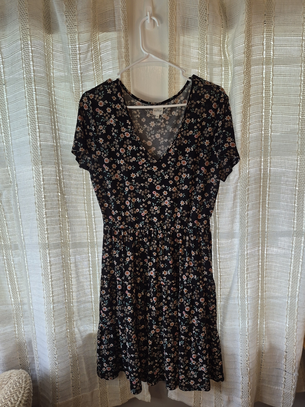 Kaileigh Black Floral V-Neck Short Sleeve Dress Size L